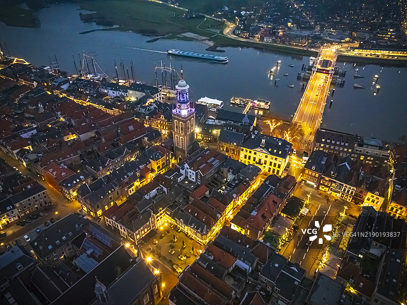 坎彭晚上的伊泽尔河天际线全景图片素材