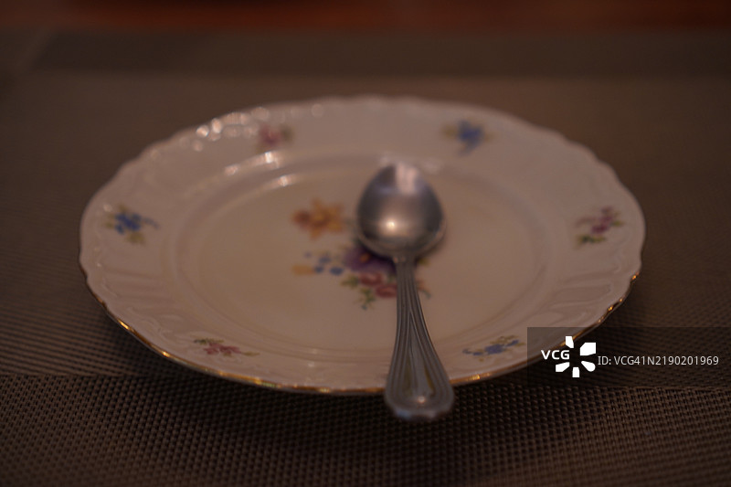 盘子上的勺子图片素材