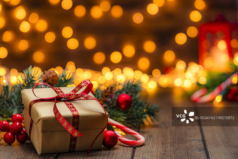 温馨桌子上的圣诞礼物，背景是模糊的圣诞灯光图片素材