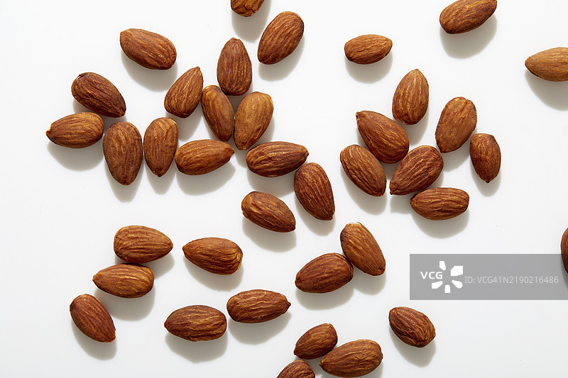 白色背景上的整颗杏仁图片素材