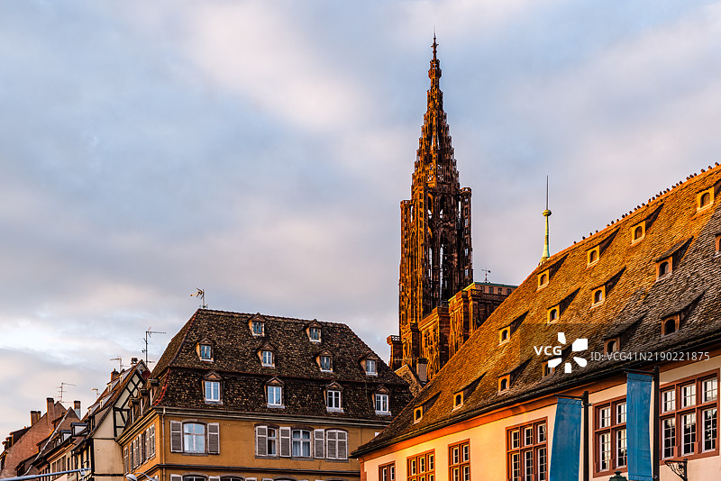 斯特拉斯堡大教堂和斯特拉斯堡老城在日落时分，阿尔萨斯，法国图片素材