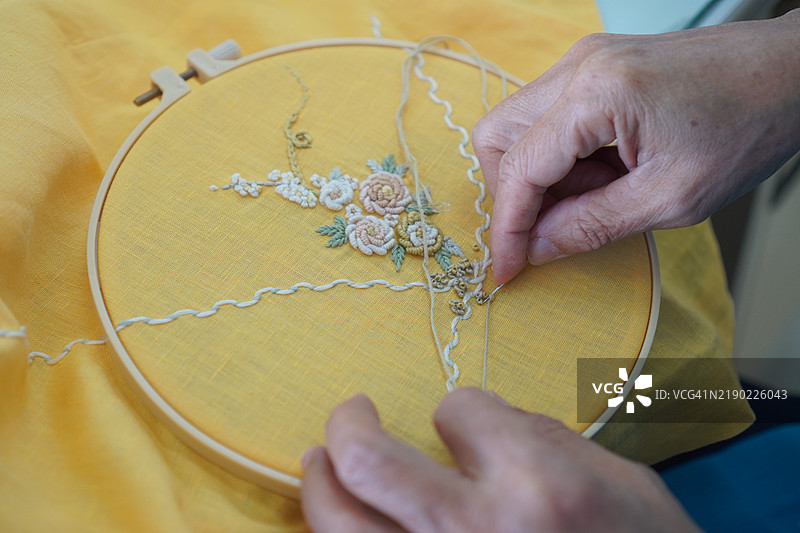 女性使用刺绣圈，刺绣框，编织，缝合，织造图片素材