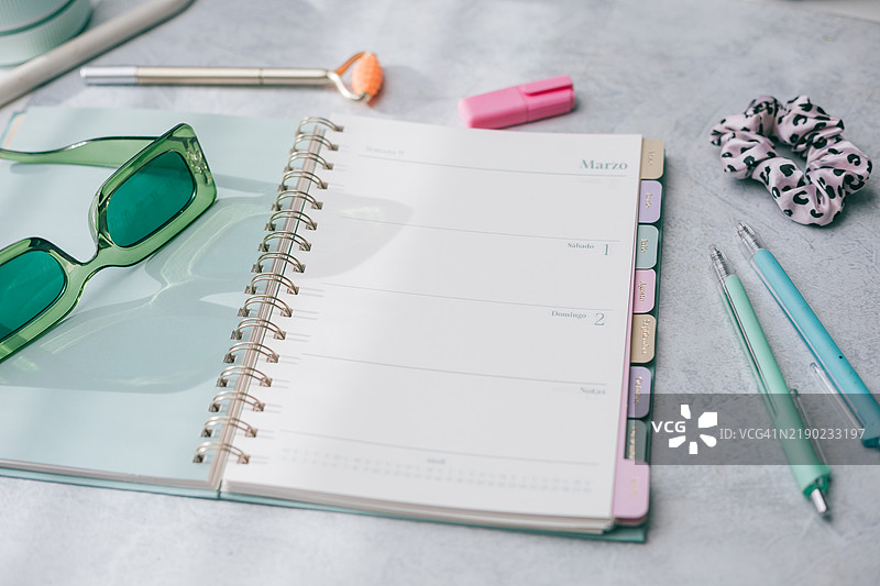 平铺的白色办公计划本与空白便签纸图片素材