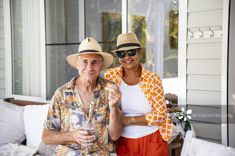 阳台上快乐的老年夫妇肖像图片素材
