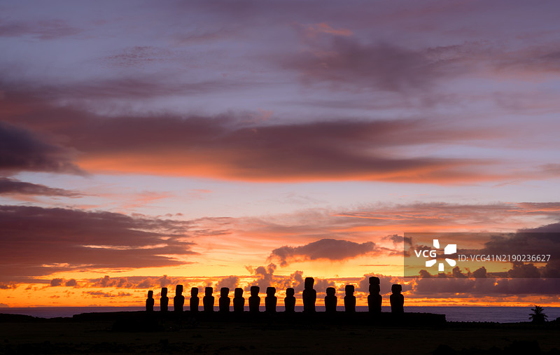 复活节岛阿胡·通加里基的摩艾石像在黎明时分图片素材