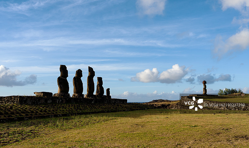 复活节岛上的阿胡·塔海摩艾石像图片素材