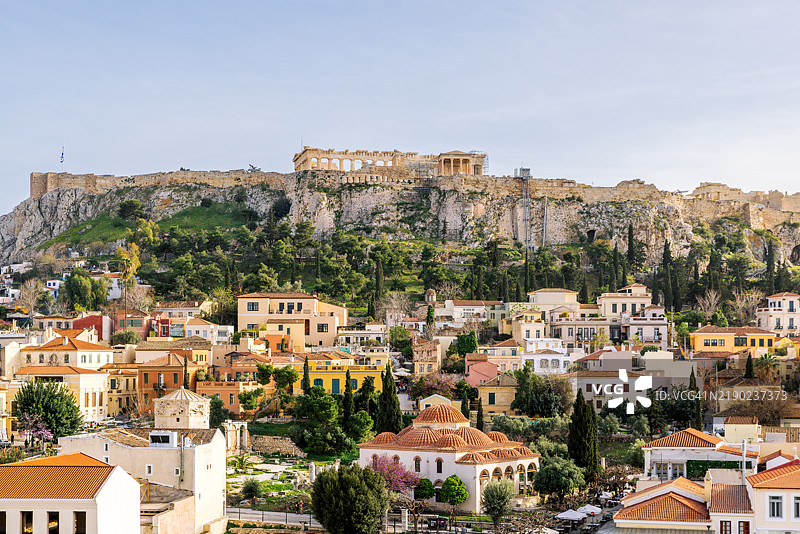 雅典，希腊，阳光明媚的日子，卫城和历史悠久的普拉卡区鸟瞰图图片素材