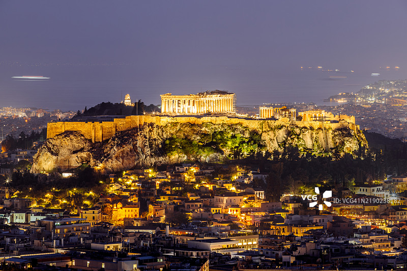 雅典城市景观，夜间照亮的雅典卫城和帕台农神庙，鸟瞰图，希腊雅典图片素材