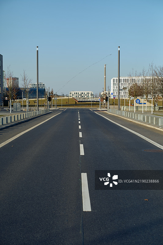 空荡荡的城市道路，清澈的蓝天和背景中的政府大楼，白天，德国柏林图片素材