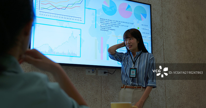 女商人在演讲中受到批评图片素材