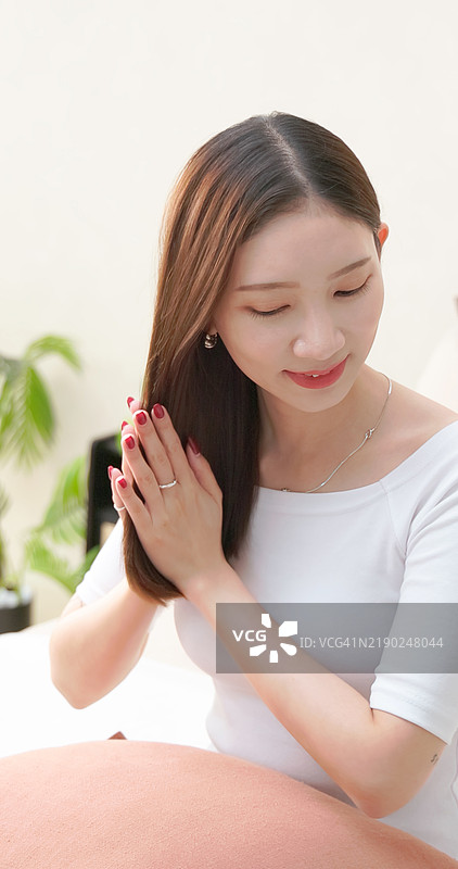 亚洲快乐女性抚摸头发图片素材