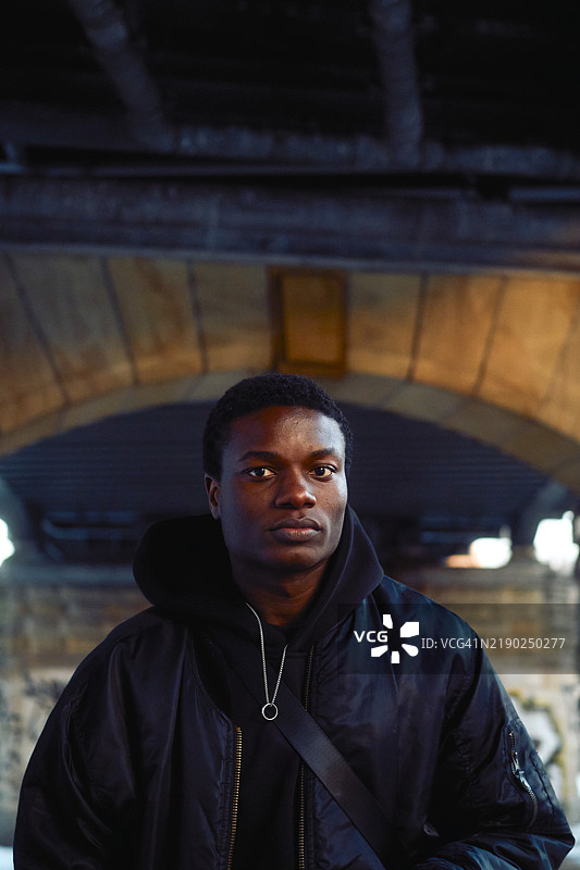 黄昏时分，德国柏林一名男子在桥下沉思。图片素材