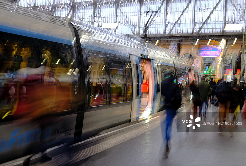 火车站台的高峰时刻图片素材