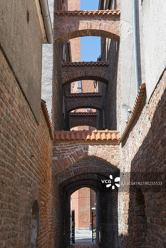 一条狭窄的拱形砖砌通道，具有历史韵味，13世纪教堂小径，埃尔布朗，埃尔宾，瓦尔米亚-马祖里省，波兰，欧洲图片素材