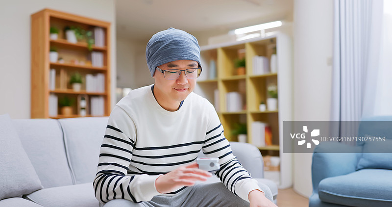 患者使用指尖脉搏血氧仪图片素材