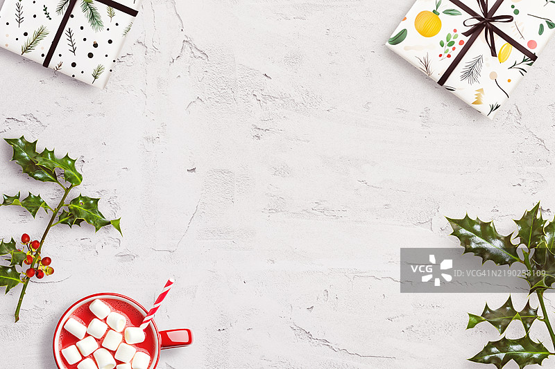 热巧克力杯与圣诞装饰品和装饰在白色背景上图片素材
