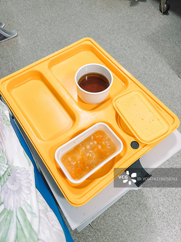 橙色托盘上的病人餐。医院食物图片素材