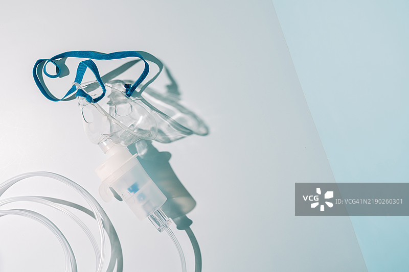 带面罩的药物吸入器部件，背景为蓝色图片素材