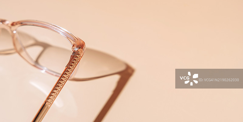 粉色眼镜在柔和背景上。近视图片素材