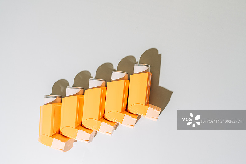 许多哮喘吸入器。过敏。图片素材