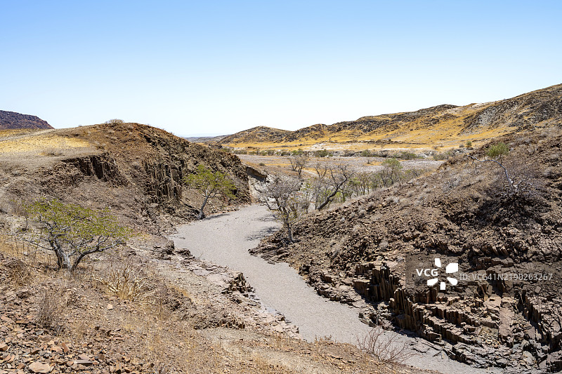 干涸的河谷，玄武岩岩石，管风琴岩石形成，达马拉兰，库内内，纳米比亚，非洲图片素材