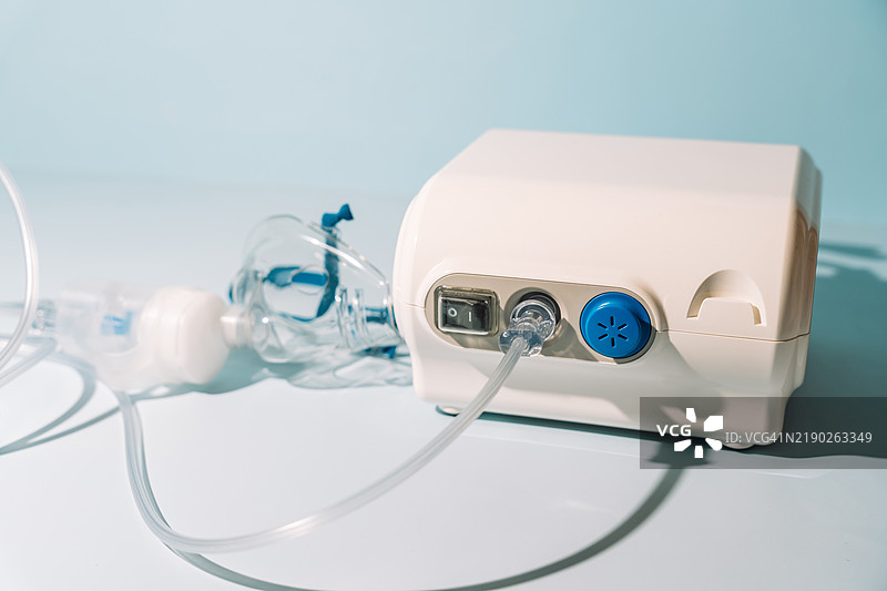 蓝色背景下的雾化器，强光照射图片素材