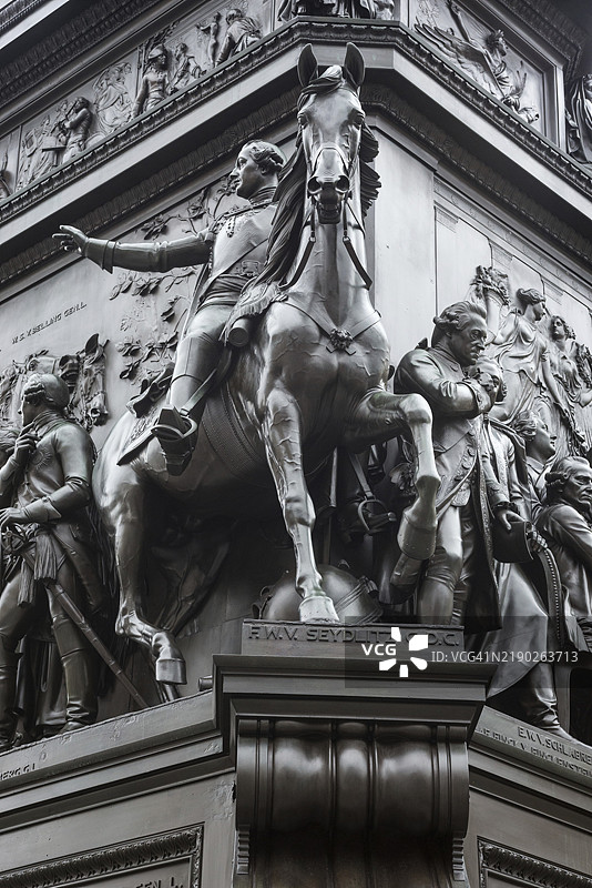 1839-1851年，位于弗里德里希论坛的历史骑马雕像，骑在马上的骑兵将军弗里德里希·威廉·冯·塞德利茨-库尔茨巴赫，面露恐惧，嘴巴张开，艺术家：克里斯蒂安·丹尼尔·劳赫，柏林图片素材