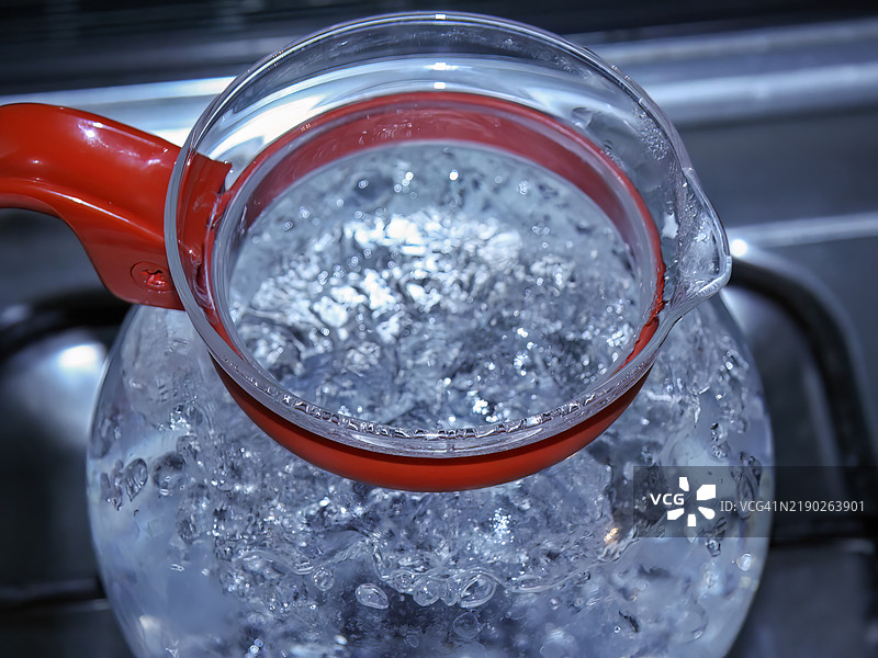 玻璃水壶中的沸水图片素材