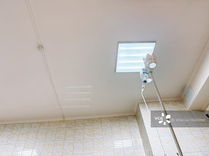 医院中的滴注系统静脉输液图片素材