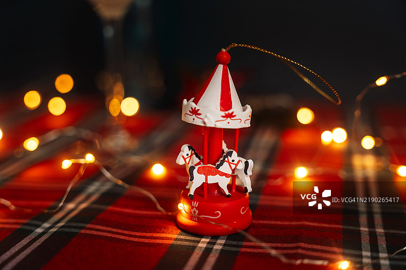 红色桌子上的圣诞装饰旋转木马。圣诞快乐图片素材