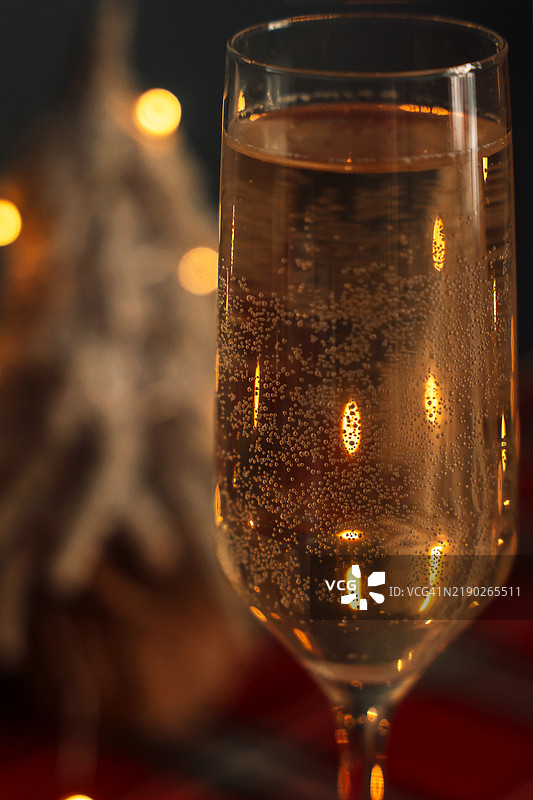 圣诞新年背景下的香槟杯，伴有散景灯光和圣诞装饰图片素材