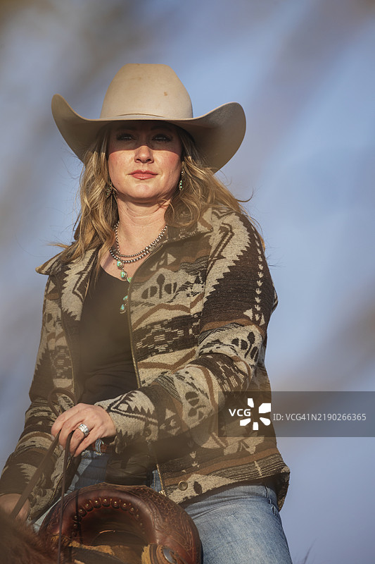 骑马的西部风格女性肖像图片素材