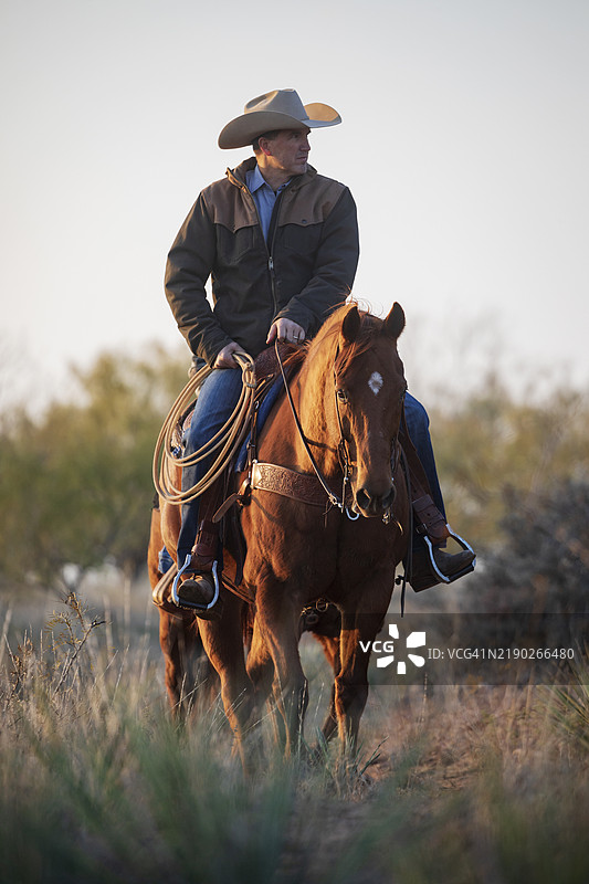 日落时分骑马的牛仔图片素材