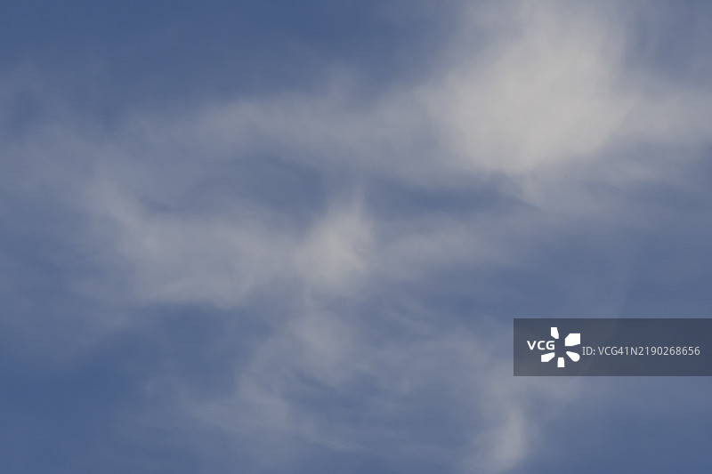 英格兰，英国，欧洲的蓝天上飘着白色的高层云。图片素材