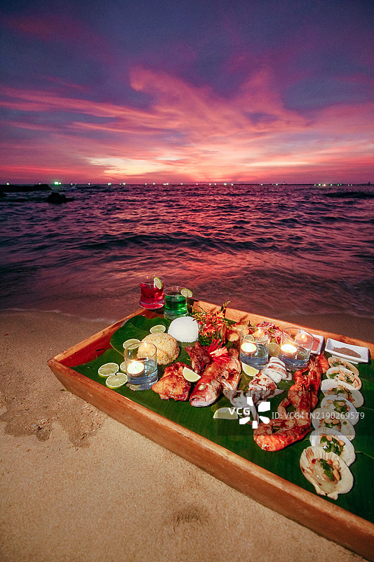 在富国岛海滩上的海鲜烧烤日落图片素材