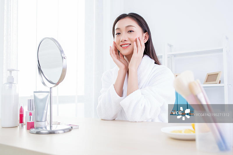 亚洲女性在家中敷面膜图片素材