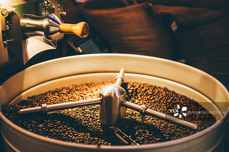 烘焙机中的咖啡豆。图片素材