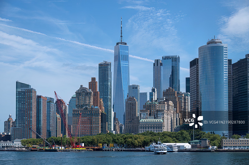 从离开的斯塔滕岛渡轮上俯瞰下曼哈顿的景色图片素材