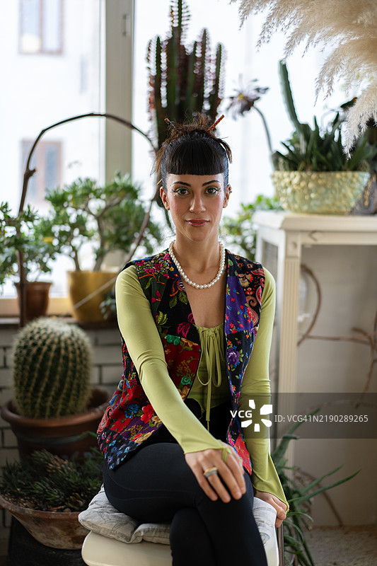 言语治疗师在她充满植物的明亮办公室里摆姿势图片素材