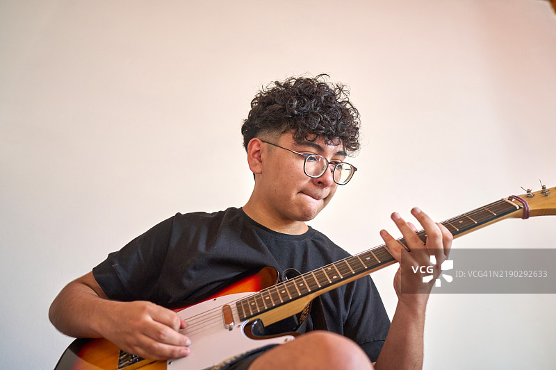 青少年男孩音乐家正在录制音乐图片素材