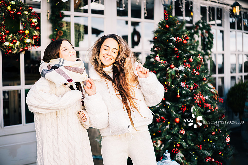 两个女友享受圣诞庆祝活动图片素材