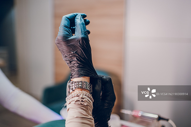 戴上手套图片素材