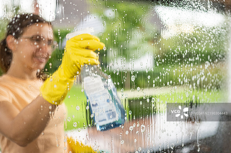 中年女性专业清洁窗户图片素材