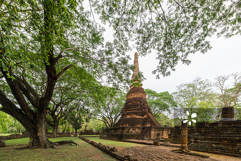 南帕雅寺（Wat Nang Phaya）是位于泰国中北部素可泰省西萨查纳莱历史公园内的一座古老寺庙，该公园是联合国教科文组织世界遗产。图片素材