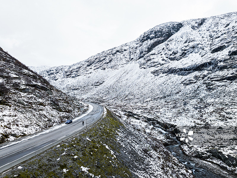 挪威乡村公路上，正在公路旅行的男子的鸟瞰图图片素材