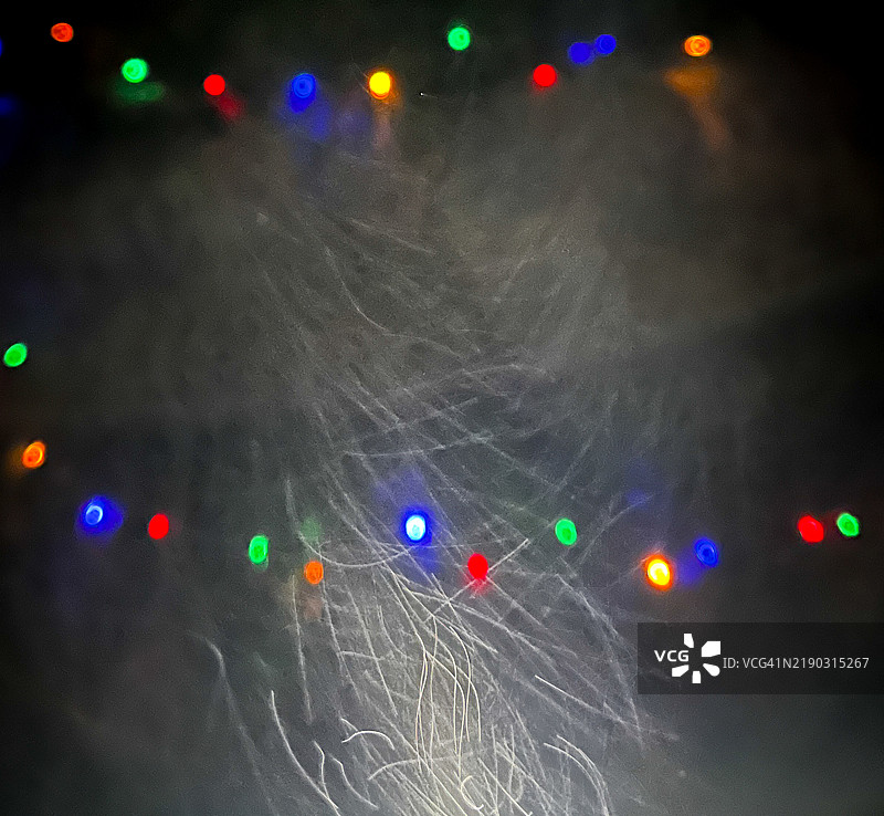 圣诞灯光前的旋转雾气图片素材