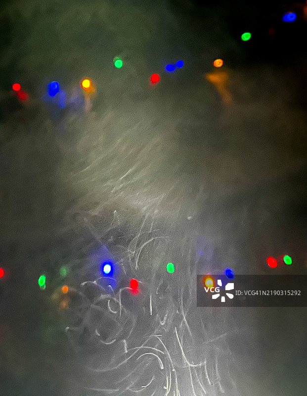 圣诞灯光前的旋转雾气图片素材