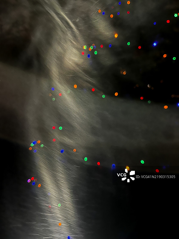 圣诞灯光前的旋转雾气图片素材