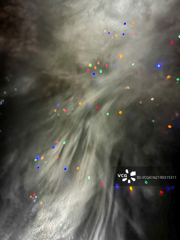 圣诞灯光前的旋转雾气图片素材