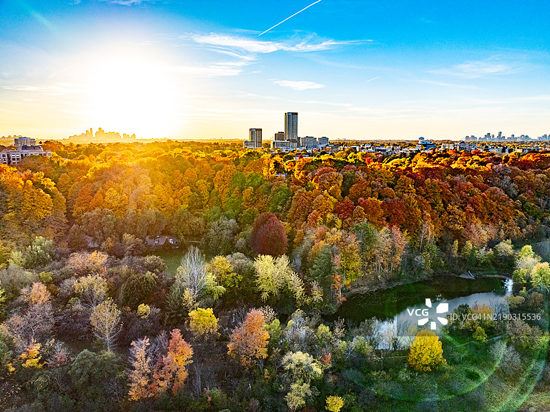 多伦多，加拿大，秋季的东唐河小径、唐河和罗斯代尔的航拍景观图片素材